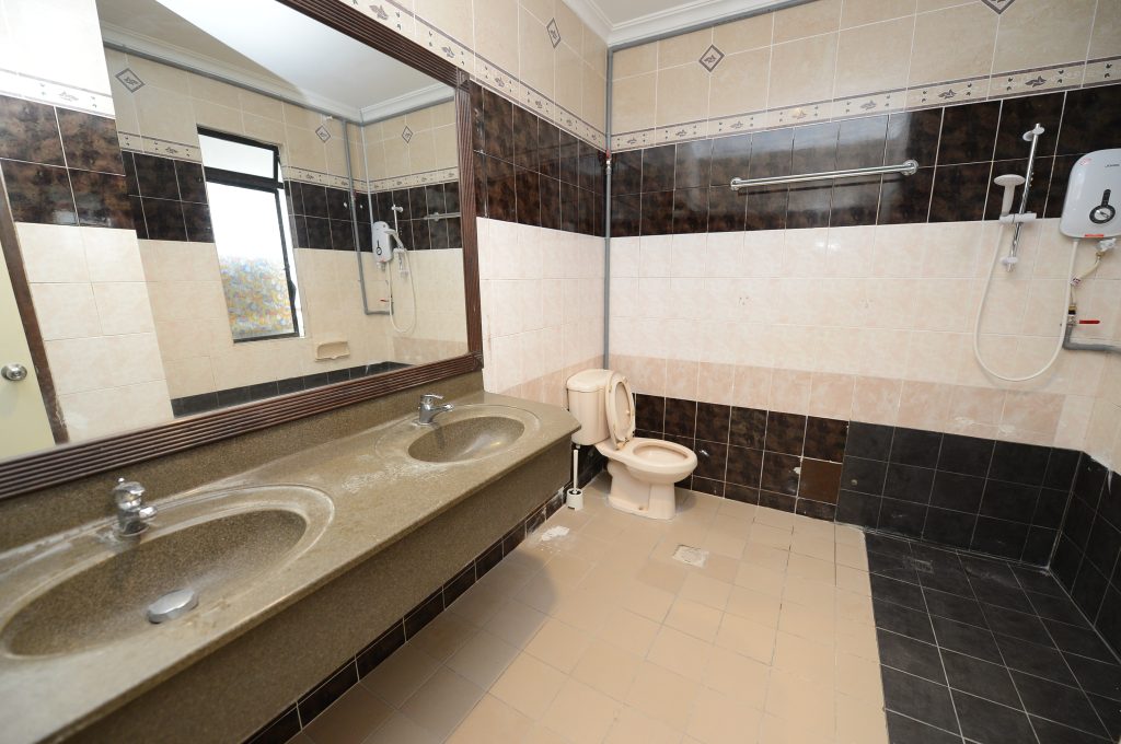 IMU accommodation Master Bedroom bathroom